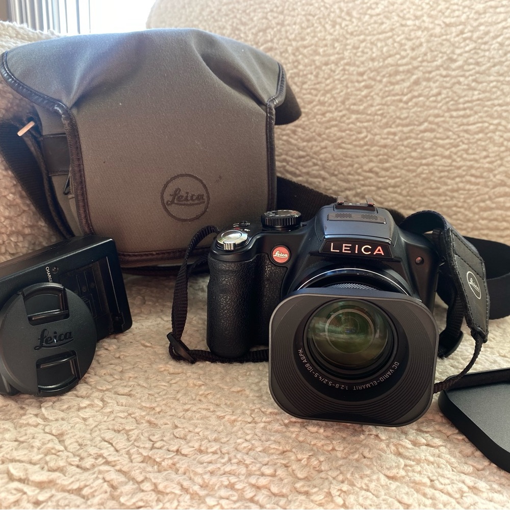 Leica V-Lux 2 high zoom digital camera (DSLR) and carrying case